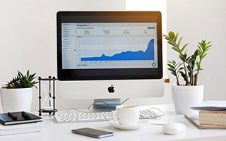 九游体育直播-月光浸透战术手册的最后一页，郑毅用红笔圈住终章拂晓攻势。沙盘上的棋子凝固成冲锋姿态，远方隐约传来开赛的号角。这场没有硝烟的战争，胜负早在哨响前已然注定。