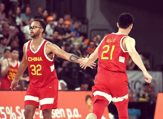 加拿大男篮闪耀赛场,巴西队遇困 加拿大男篮闪耀赛场,巴西队遇困