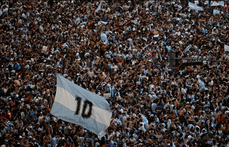 关于球迷们热议最近比赛中的亮点和争议点，展开讨论的信息