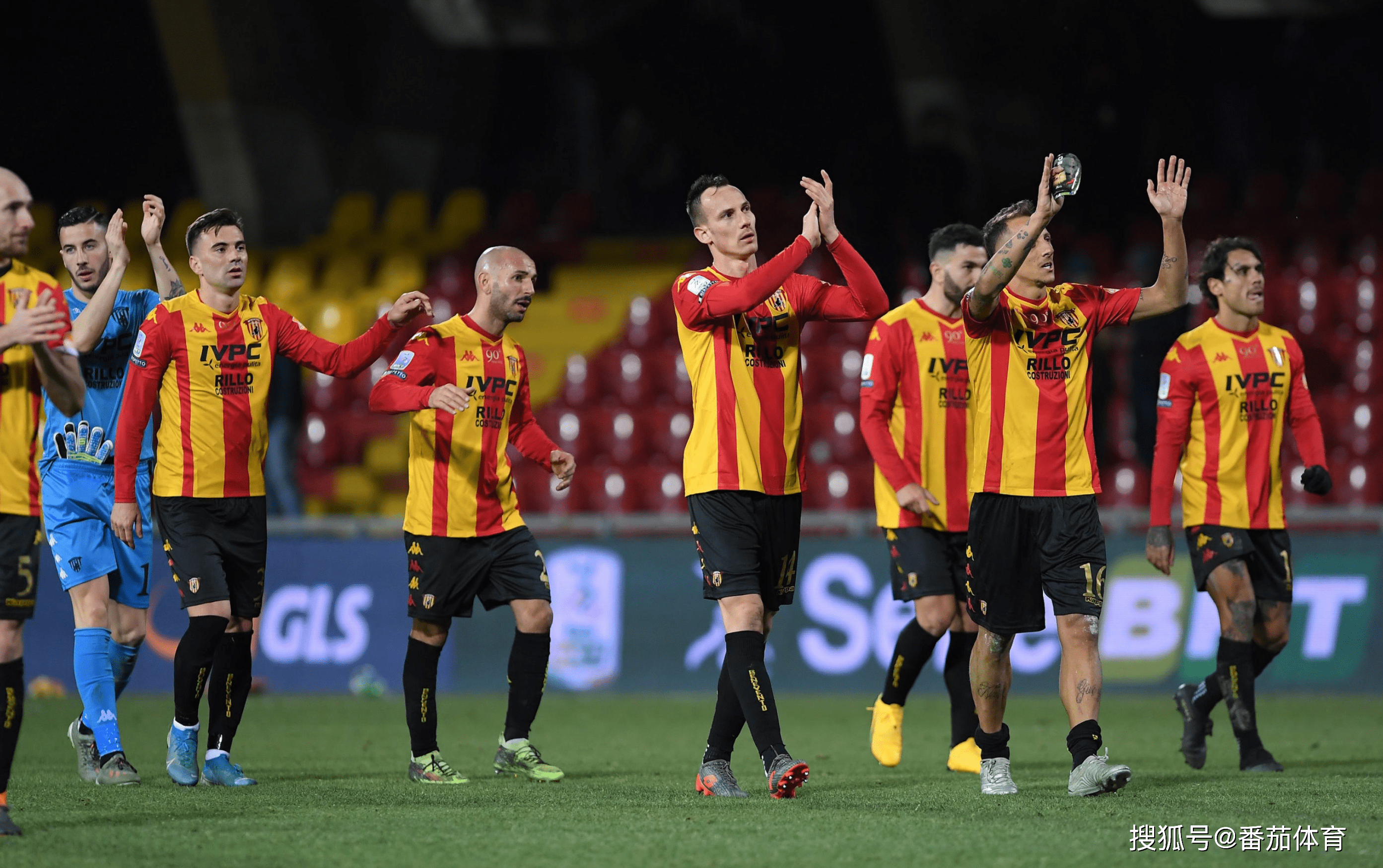 包含AC米兰客场大胜切沃,继续保持不败战绩的词条 包含AC米兰客场大胜切沃,继续保持不败战绩的词条