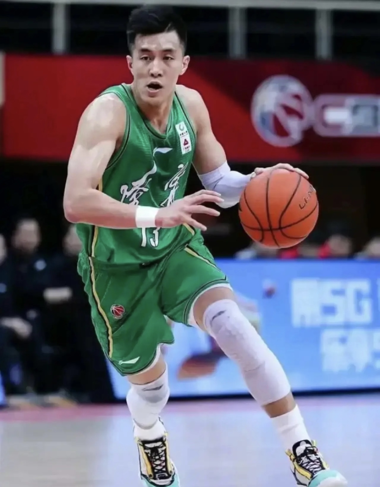 职业篮球比赛中球员的表现备受赞誉 职业篮球比赛中球员的表现备受赞誉