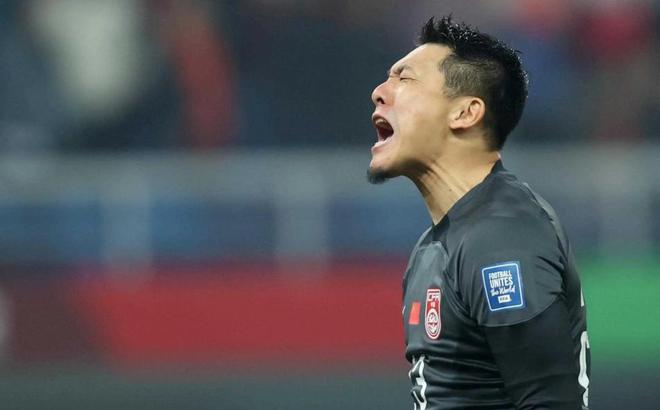 后卫因红牌遭遇停赛,球队士气受挫 后卫因红牌遭遇停赛,球队士气受挫