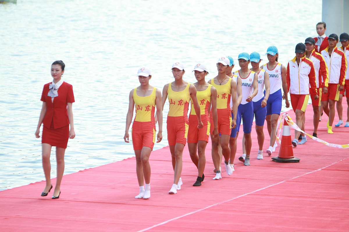 队员们在比赛中全力以赴展现团队合作精神 队员们在比赛中全力以赴展现团队合作精神