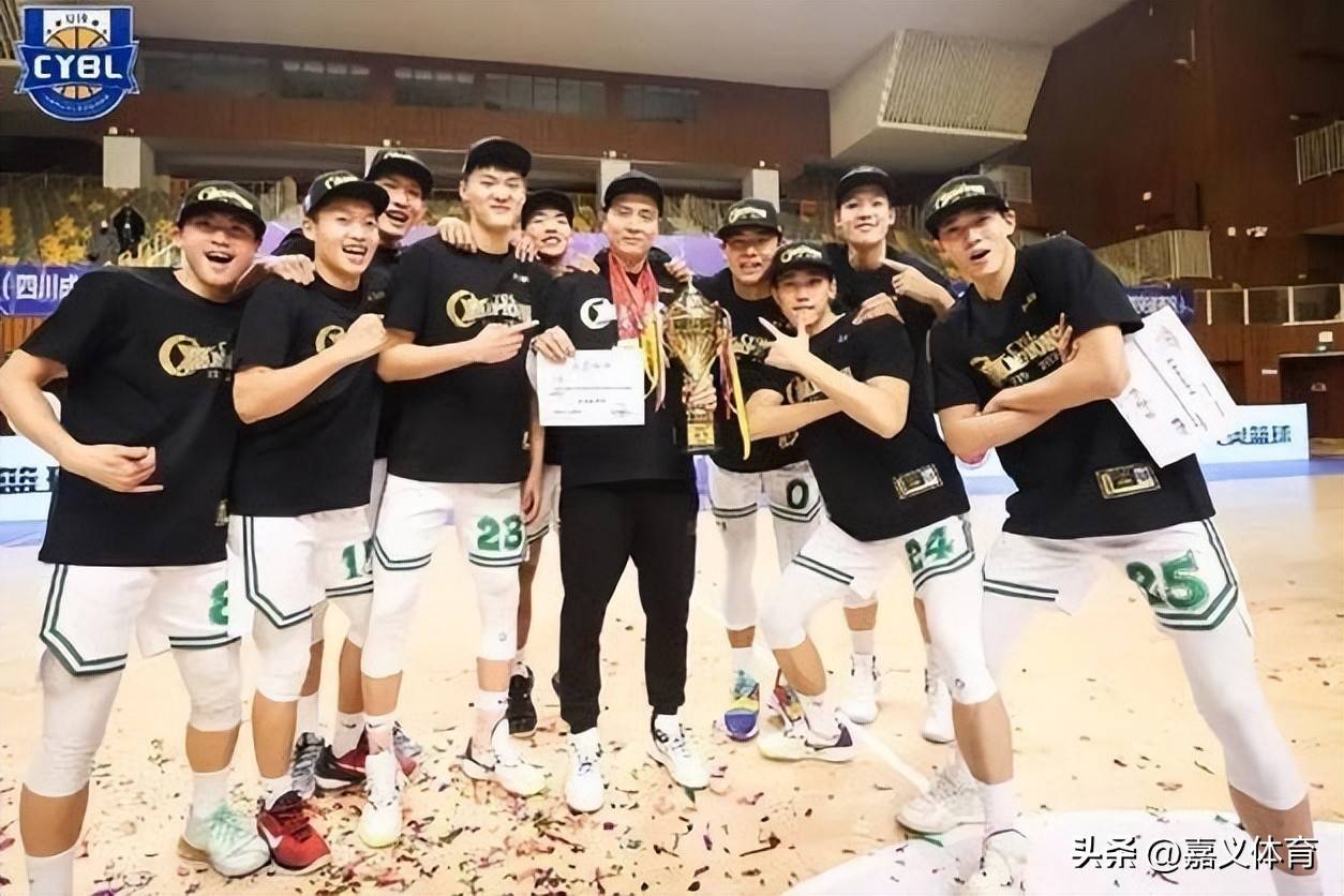 上海男篮球队成员积极备战,冲击季后赛意志坚定的简单介绍 上海男篮球队成员积极备战,冲击季后赛意志坚定的简单介绍