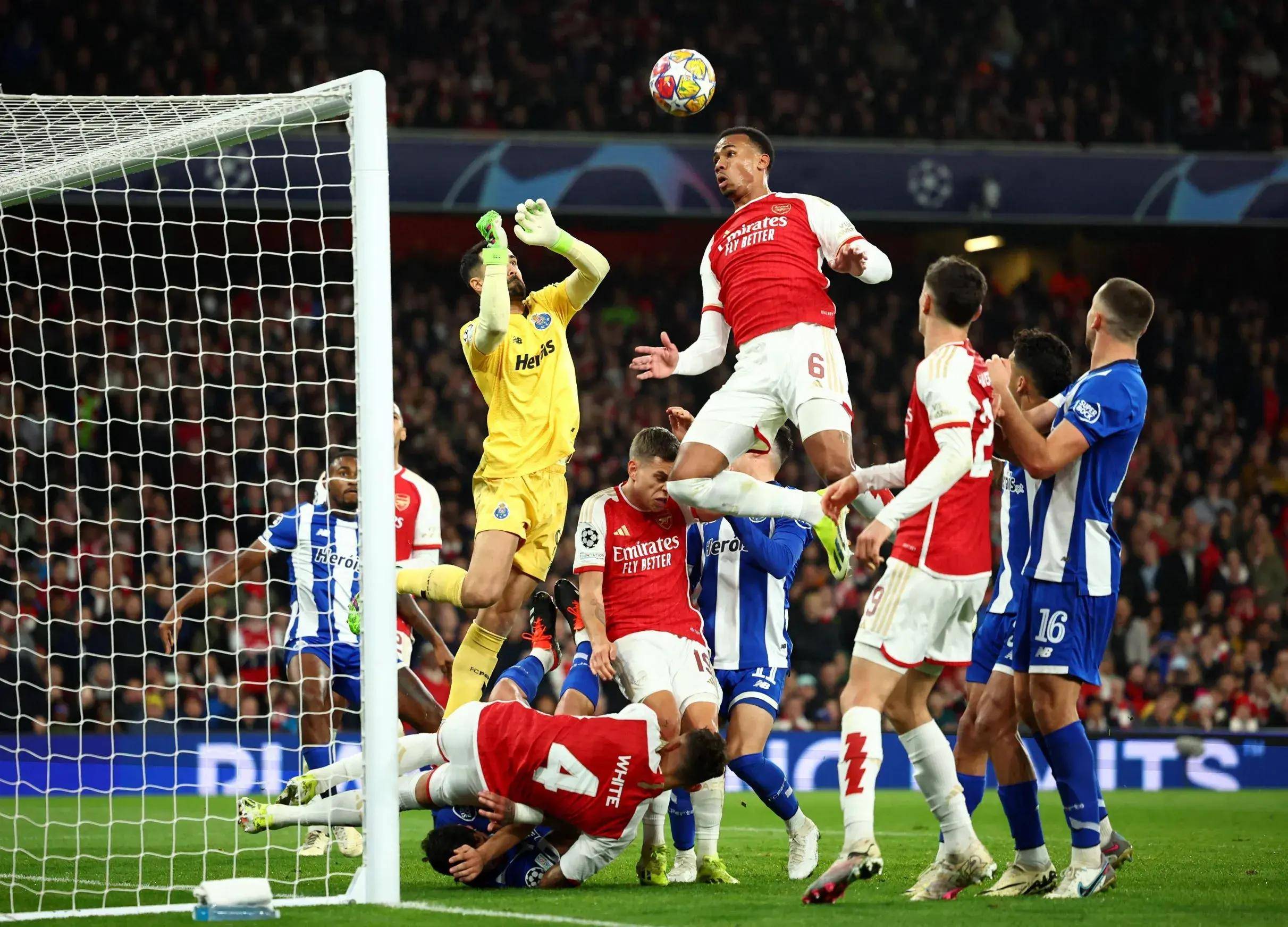 欧冠比赛中,激烈对决引爆球迷热情 欧冠比赛中,激烈对决引爆球迷热情