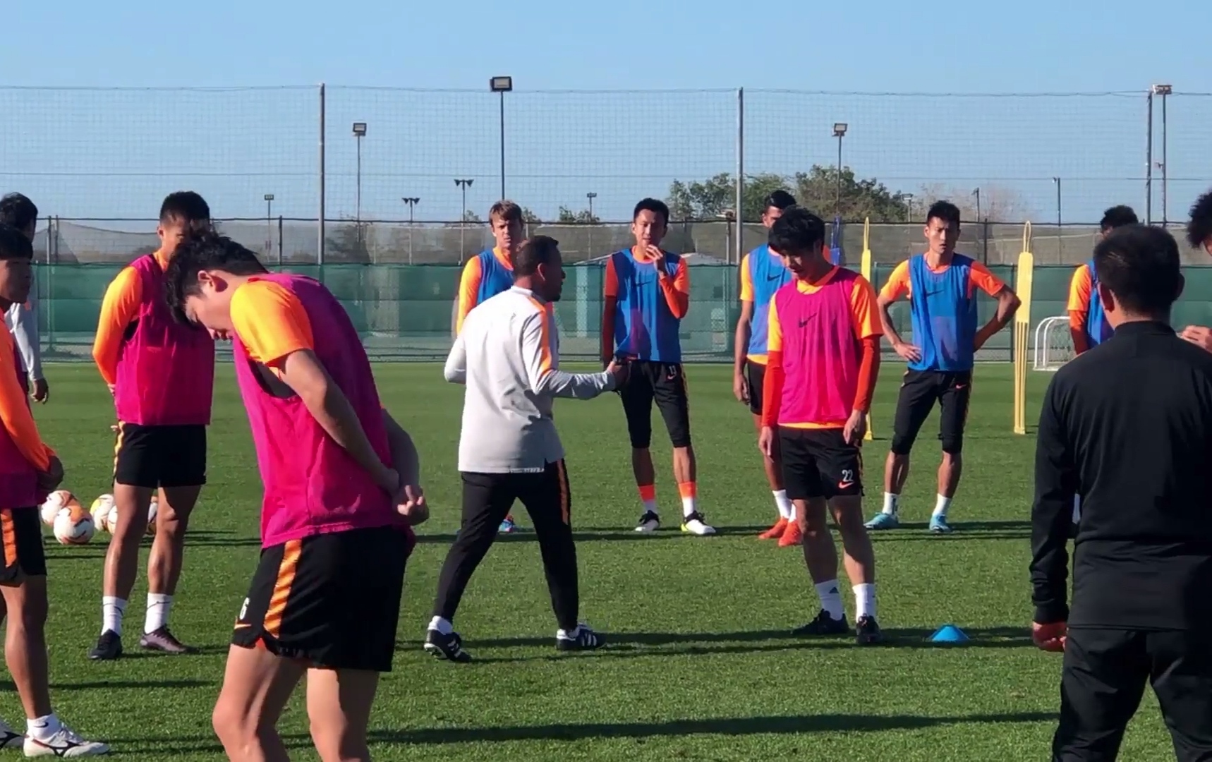 九游体育官方入口-关于助教指导战术战术，球队顺利破解对手的信息