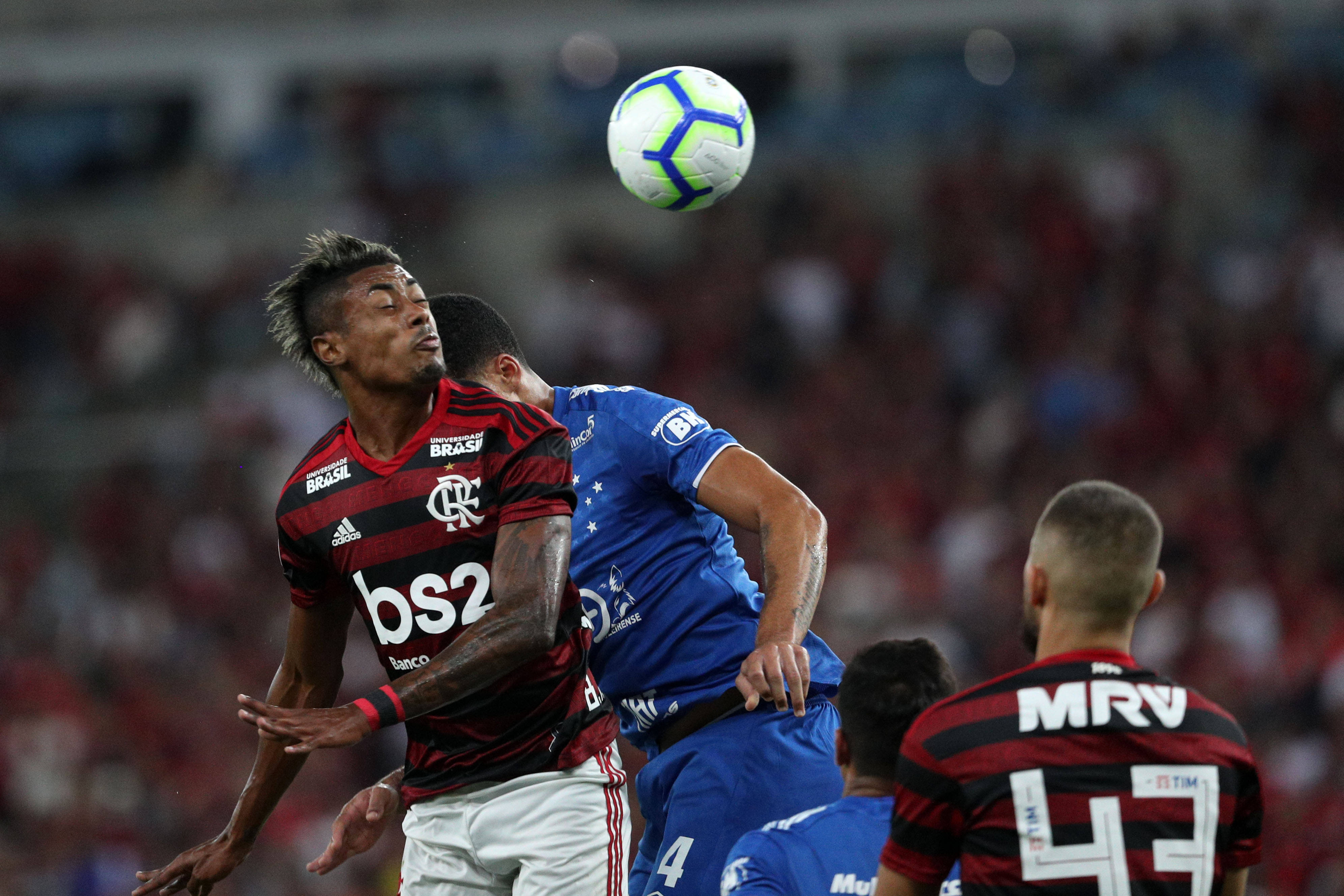 突发事件在足坛比赛中引起轰动,成为热门话题 突发事件在足坛比赛中引起轰动,成为热门话题