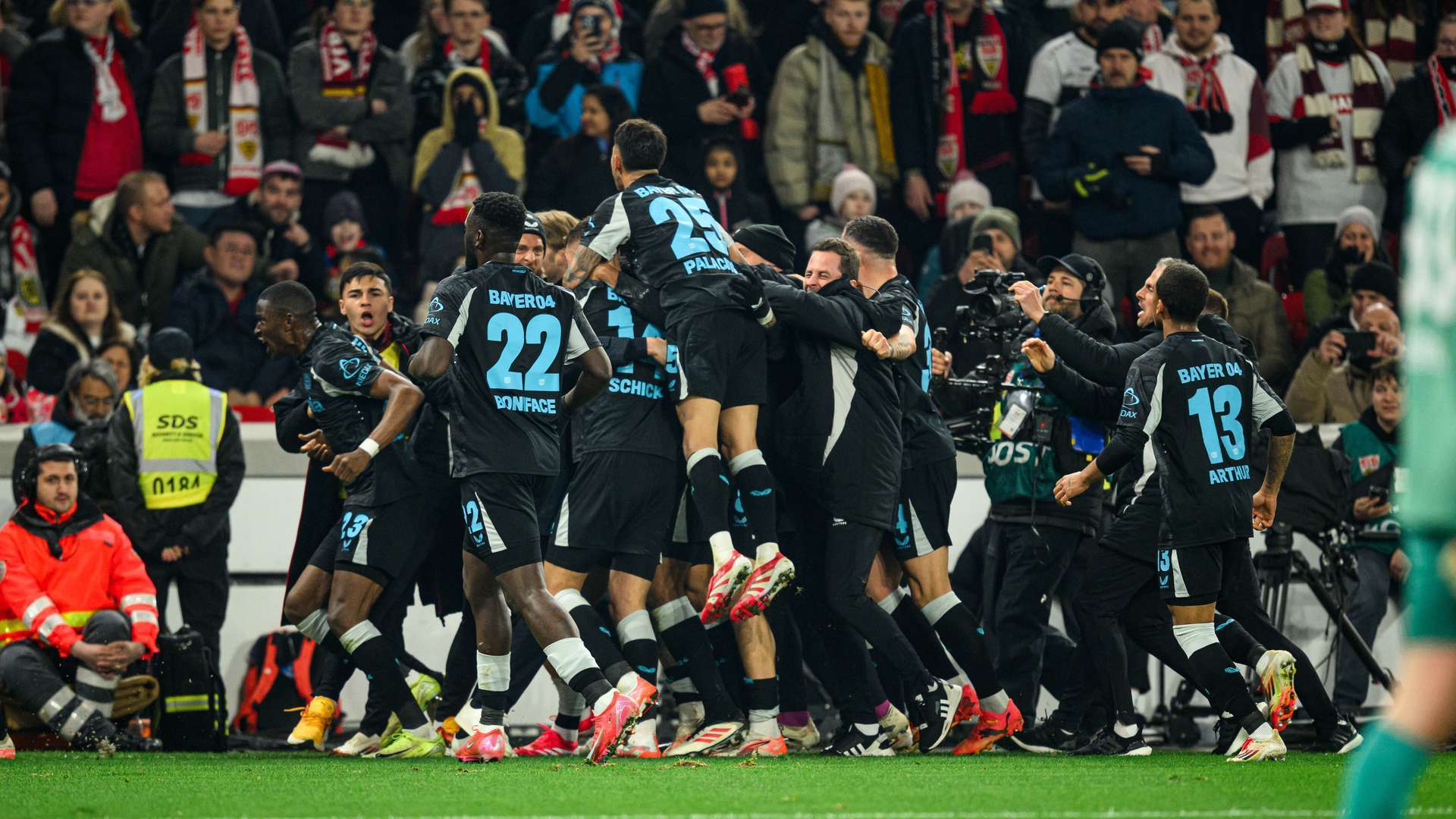 斯图加特主场告捷,全队士气高涨的简单介绍 斯图加特主场告捷,全队士气高涨的简单介绍