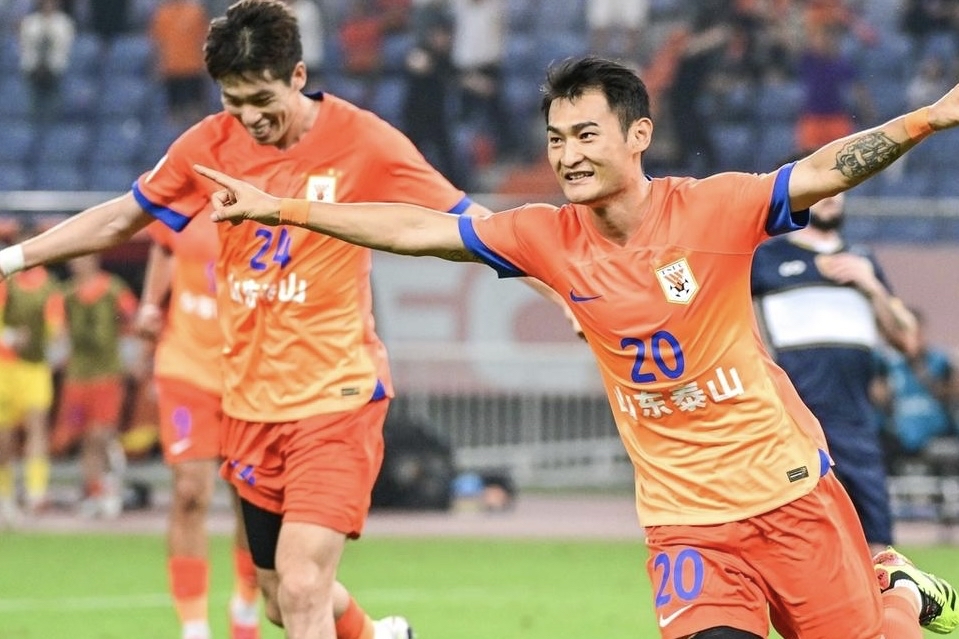 紧张的比赛中,球员们展现出非凡的拼搏精神! 紧张的比赛中,球员们展现出非凡的拼搏精神!