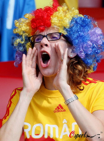 场边球迷呐喊助威的热情不减 场边球迷呐喊助威的热情不减