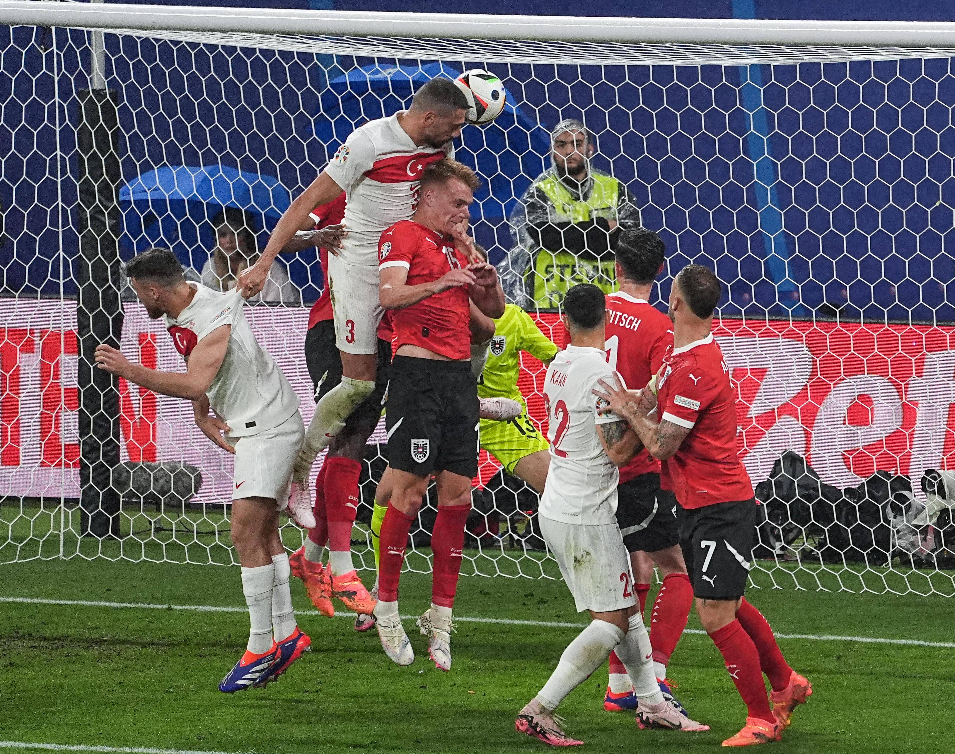 欧洲杯女子足球赛进入决赛阶段 欧洲杯女子足球赛进入决赛阶段