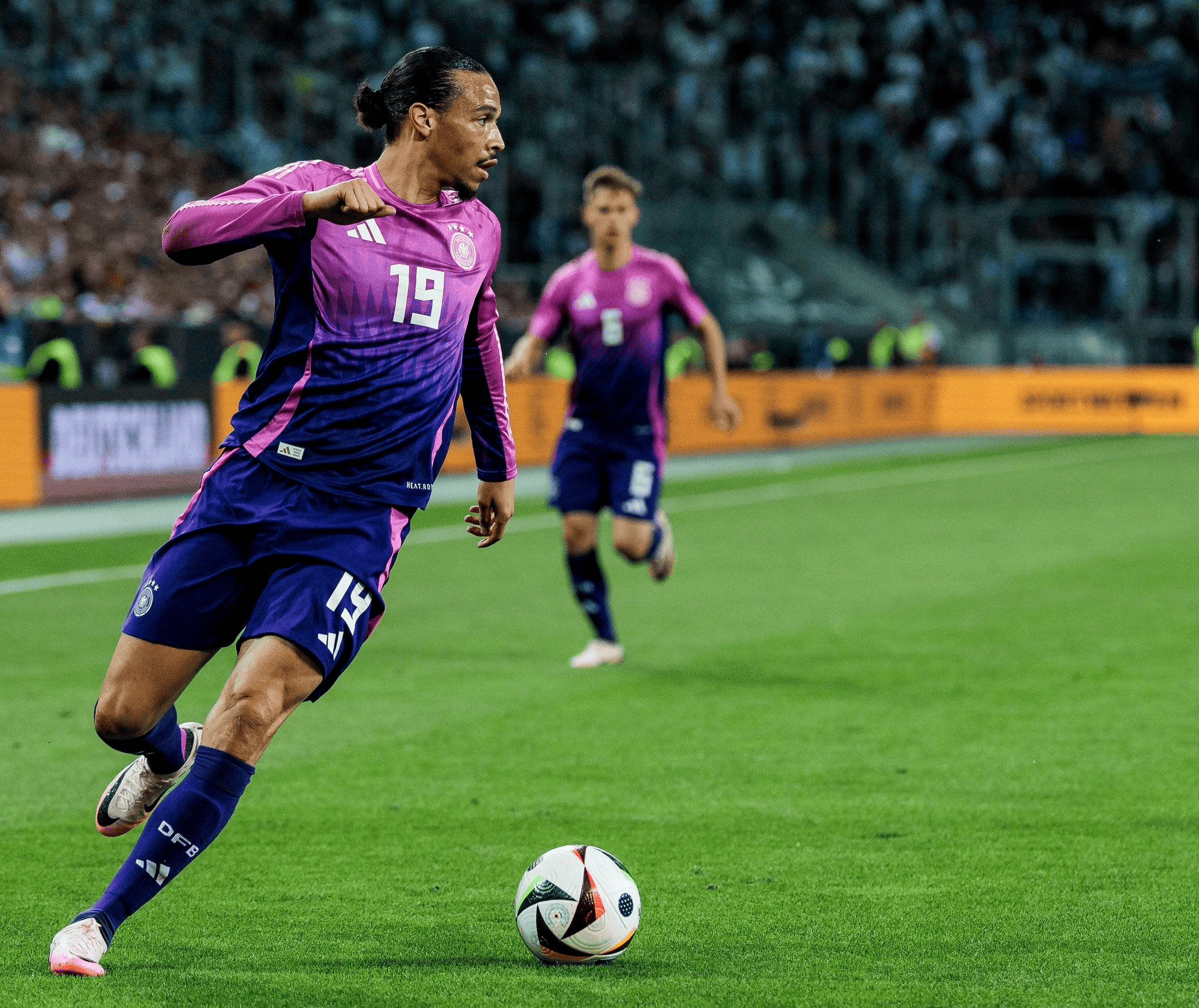 九游娱乐-足球比赛中球员表现出色获赞