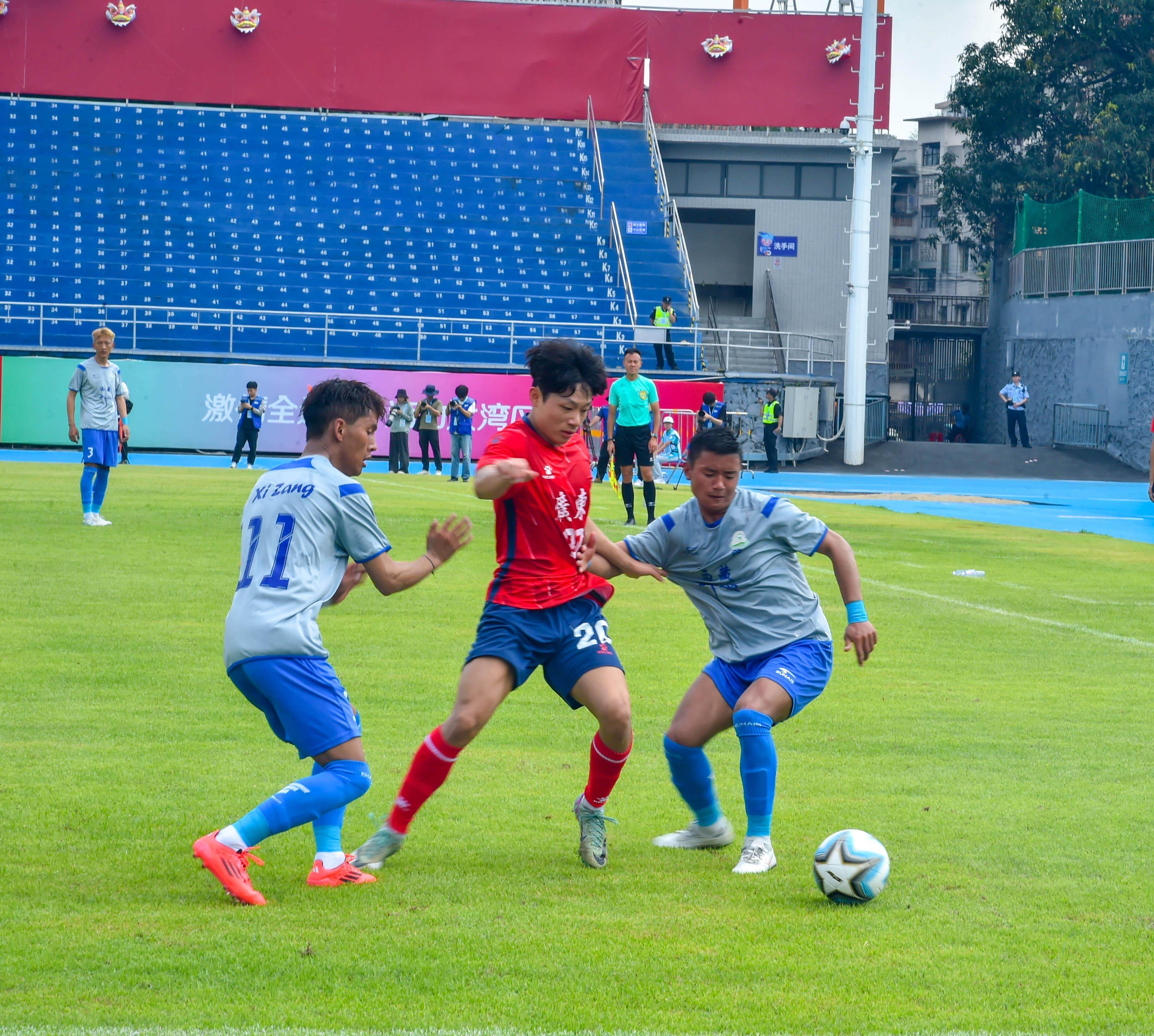 足球比赛中球员表现出色获赞 足球比赛中球员表现出色获赞