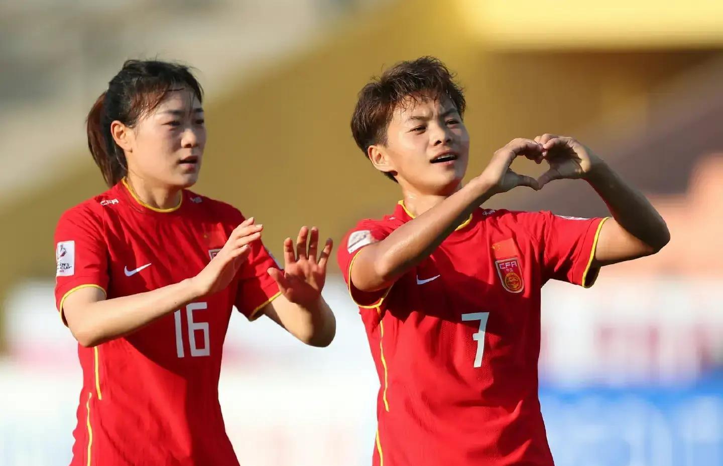 九游娱乐网站-国内足球比赛：女足选手触发战神模式的简单介绍