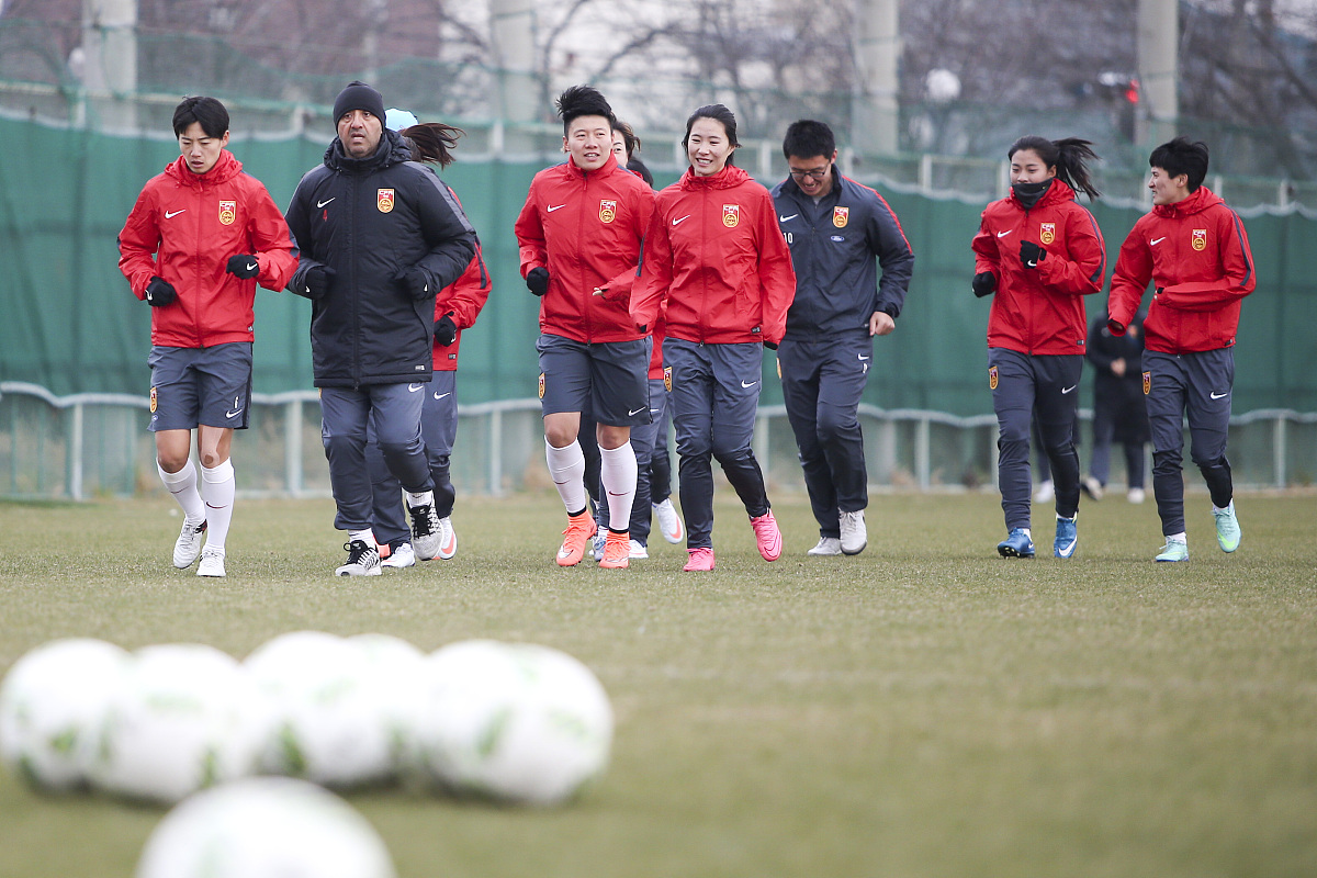 足球俱乐部球员们在休息间隙互动频繁 足球俱乐部球员们在休息间隙互动频繁