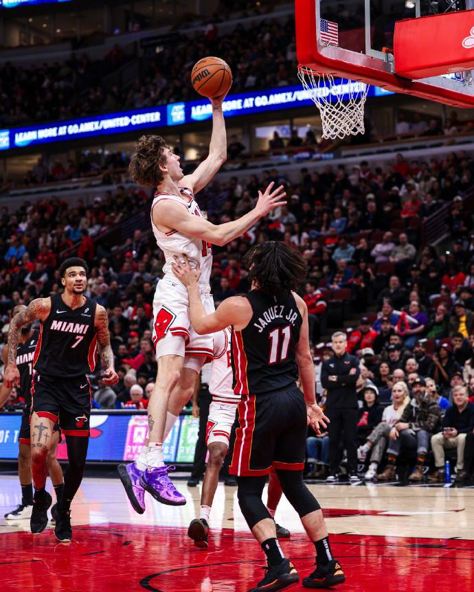 公牛队新秀表现亮眼,独得全队最高得分 公牛队新秀表现亮眼,独得全队最高得分