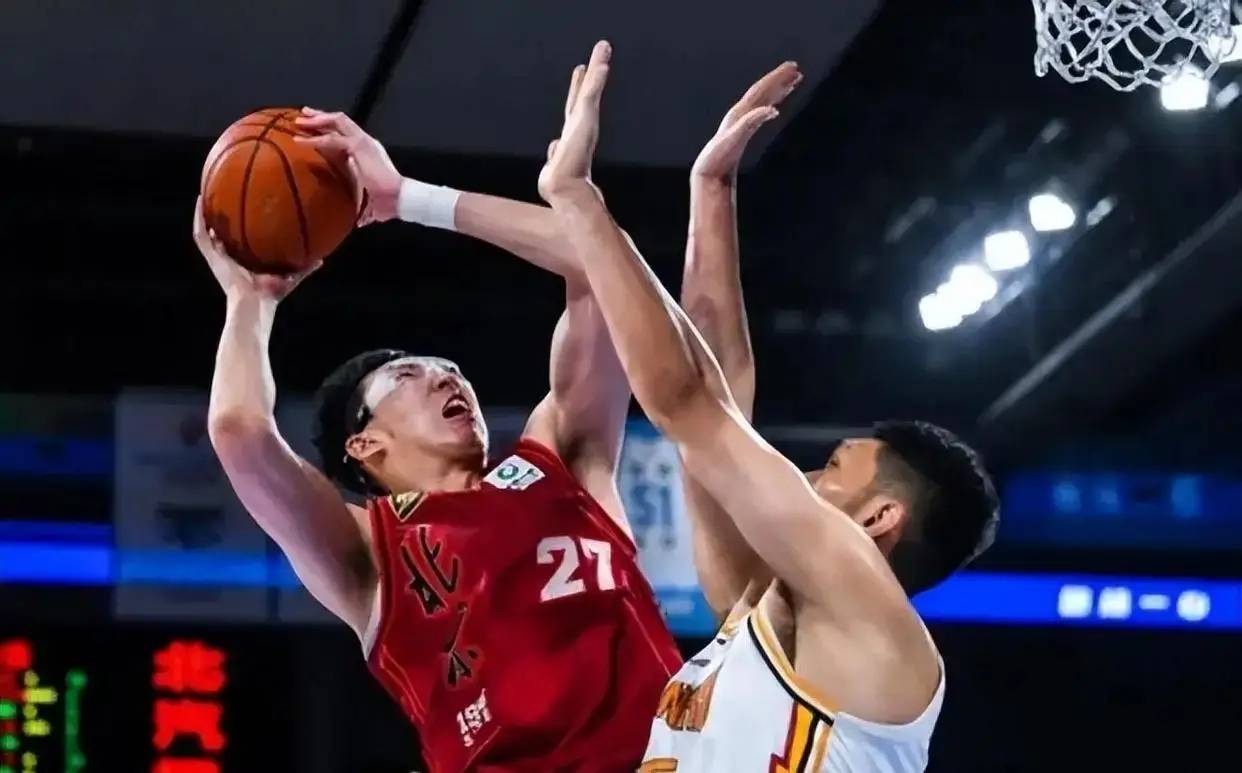 北京首钢成功反超广东宏远，取得胜利！