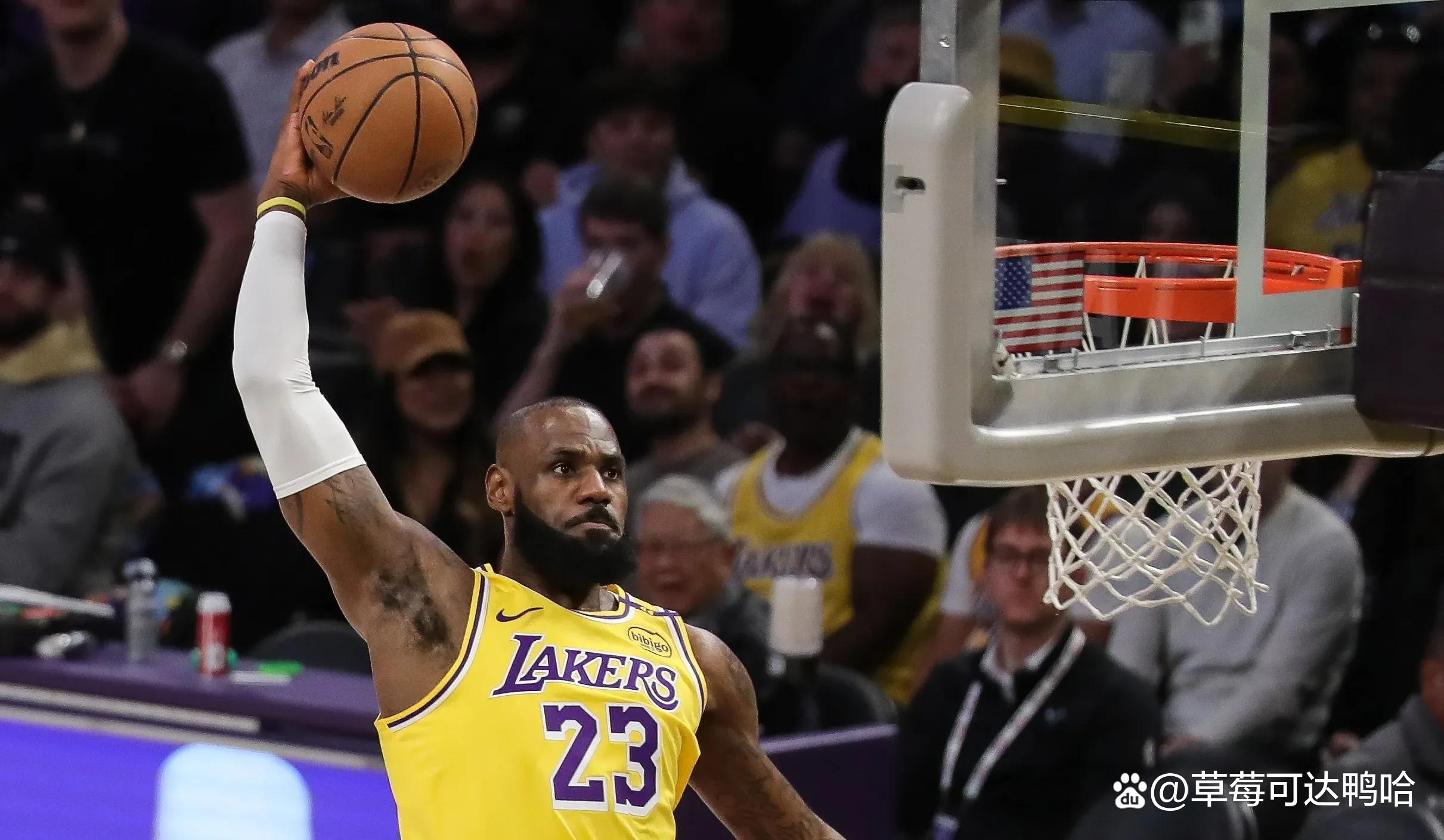 9you娱乐-雄鹿惨败开拓者，三分球命中率打破纪录