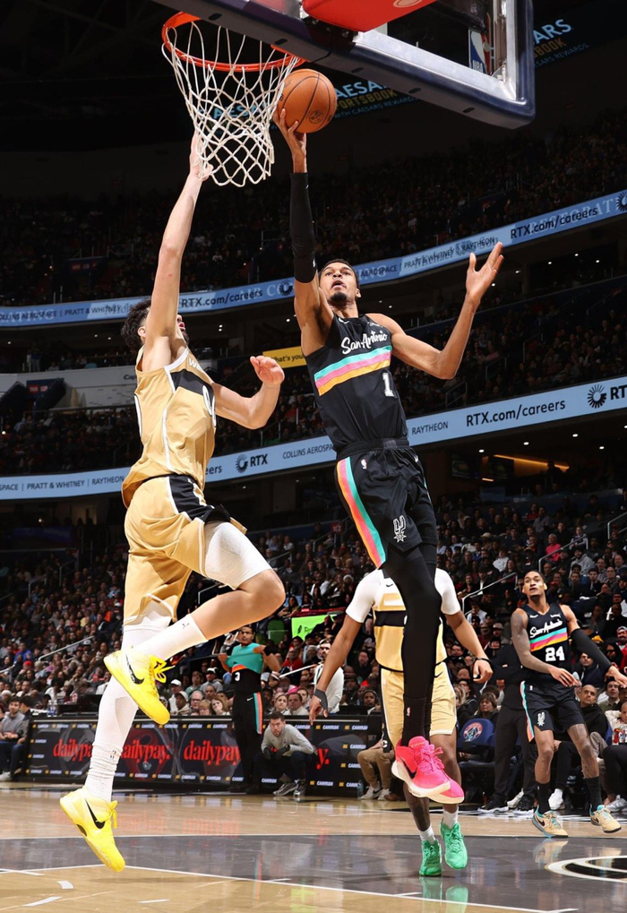 九游体育APP下载-文班亚马连续得分拉开差距，国王压制掘金